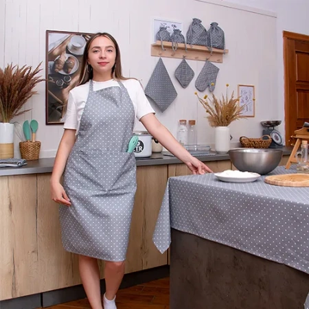 Фартук "Радушная хозяйка (Традиция)" 70*90 с карманом и регулируемой бретелью (Горошек серый)