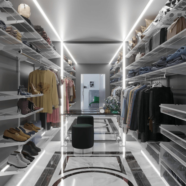 Большая и светлая гардеробная система